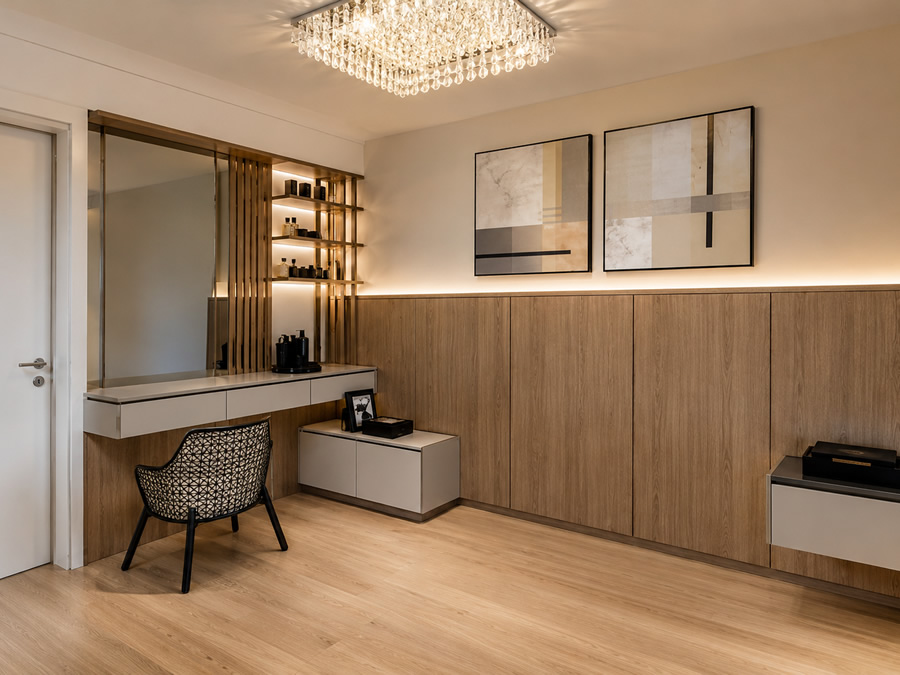 Dormitório planejado de alto padrão com móveis em MDF amadeirado, penteadeira com espelho, painéis sob medida, iluminação decorativa e lustre quadrado de pedras no teto